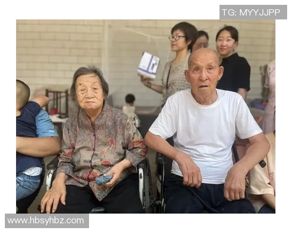 足球明星齐聚一堂合影自拍瞬间记录球场传奇与友谊的美好时刻