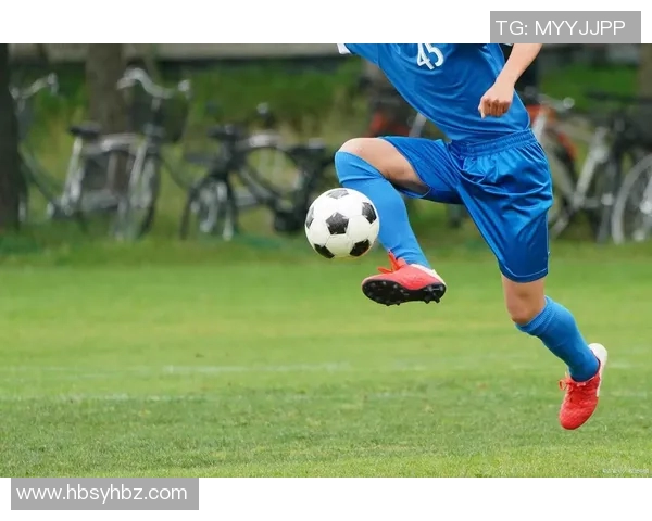 足球明星青春风采高清写真展现年轻帅气魅力与运动激情