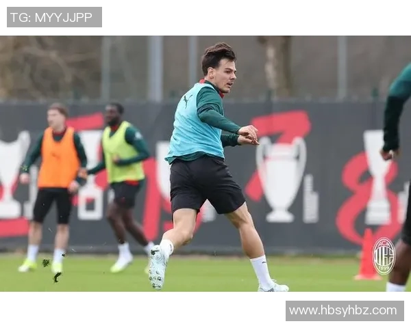 足球明星选秀日常生活瞬间记录展现他们的训练与团队合作精神